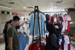 Berkah Piala Dunia 2026, Penjualan Jersei Bola di Pasar Tanah Abang Meningkat (Foto: Katadata/Fauza Syahputra)