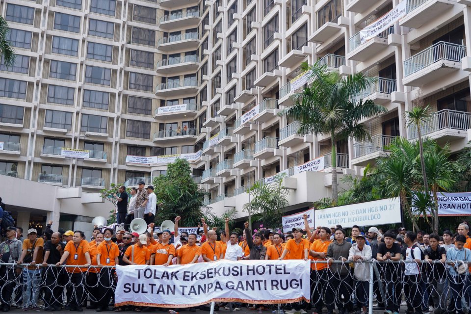 menolak eksekusi pengosongan lahan Hotel Sultan di Kompleks Gelora Bung Karno, Jakarta, Kamis (18/6/2026). Eksekusi tersebut dilakukan setelah Pengadilan Negeri Jakarta Pusat menolak gugatan PT Indobuildco terhadap pemerintah Indonesia, melalui Kementeria