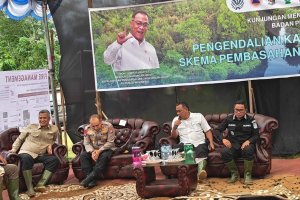 Bupati Pelalawan Zukri Misran mendampingi Menteri Lingkungan Hidup Jumhur Hidayat mengunjungi Desa Pulau Muda, di Kabupaten Pelalawan, Riau, Kamis (18