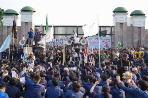 Mahasiswa Trisakti Demo di DPR, Bawa Tiga Tuntutan Rakyat (Foto: Katadata/Fauza Syahputra)