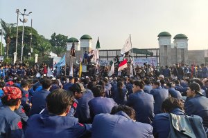Mahasiswa dari Universitas Trisakti dan dua kampus lainnya menggelar demonstrasi di depan Gedung DPR/MPR, Jakarta, Jumat (19/6). 
