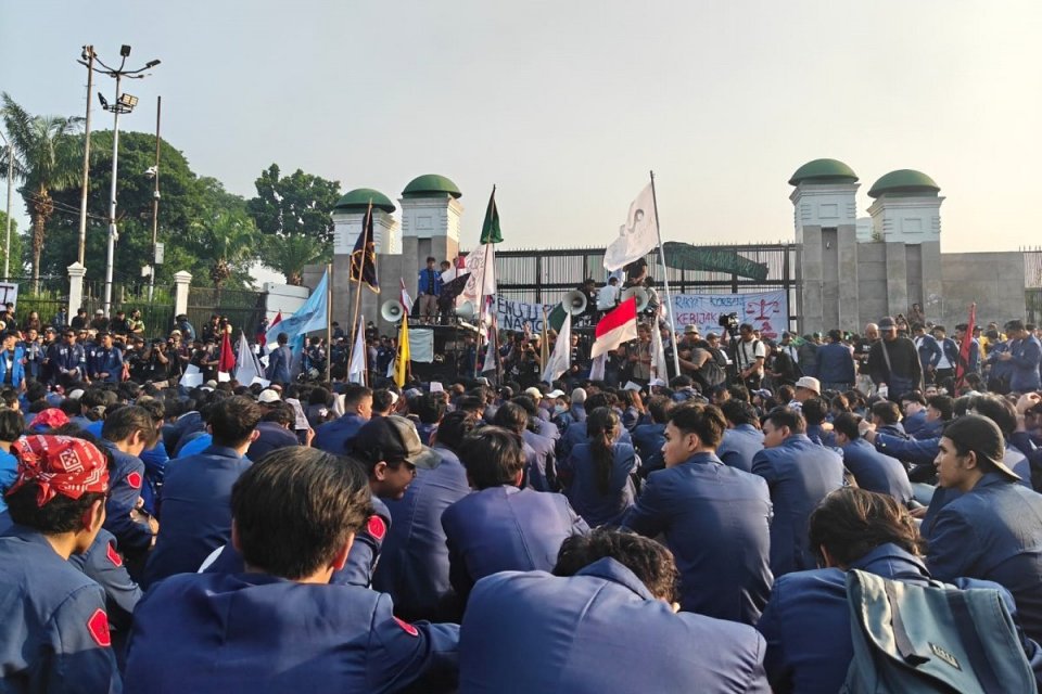 Mahasiswa dari Universitas Trisakti dan dua kampus lainnya menggelar demonstrasi di depan Gedung DPR/MPR, Jakarta, Jumat (19/6). Foto: Andi M. Arief/Katadata