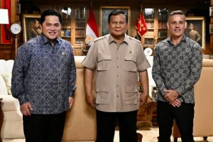 Presiden Prabowo Subianto, Menteri Pemuda dan Olahraga Erick Thohir dan Pelatih Tim Nasional Indonesia John Herdman di Hambalang, Jawa Barat, Jumat (1