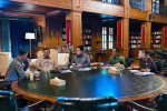 Presiden Prabowo Subianto berbicara dengan Pelatih Tim Nasional Indonesia John Herdman (paling kiri) di Hambalang, Jawa Barat, Jumat (19/6). 
