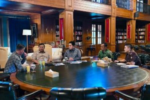 Presiden Prabowo Subianto berbicara dengan Pelatih Tim Nasional Indonesia John Herdman (paling kiri) di Hambalang, Jawa Barat, Jumat (19/6). 
