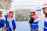 Wakil Menteri Energi dan Sumber Daya Mineral Yuliot Tanjung (kiri) tengah memperhatikan penjelasan terkait jaringan gas di Sleman, Yogyakarta, Jumat (