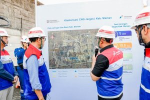 Wakil Menteri Energi dan Sumber Daya Mineral Yuliot Tanjung (kiri) tengah memperhatikan penjelasan terkait jaringan gas di Sleman, Yogyakarta, Jumat (