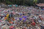Penumpukan sampah tutup akses jalan TPAS Puuwatu Kendari