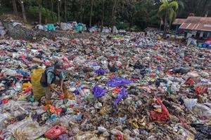 Penumpukan sampah tutup akses jalan TPAS Puuwatu Kendari