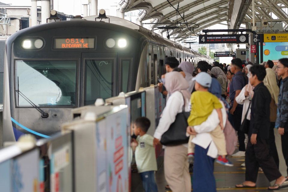 HUT Jakarta ke-499, Naik TransJakarta, MRT, LRT Hanya Rp 1 (Foto: Katadata/Fauza Syahputra)