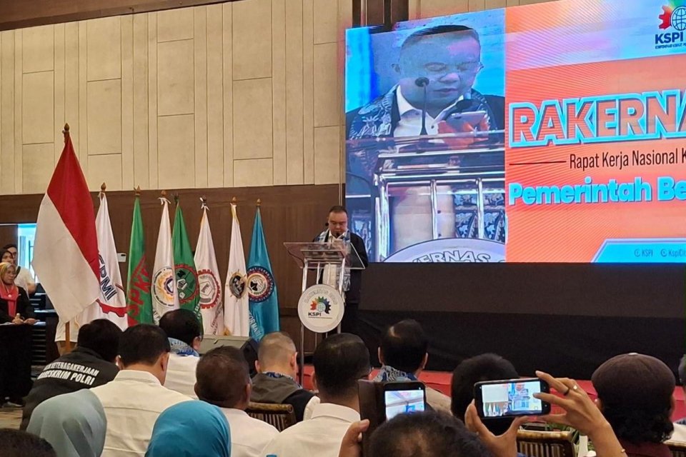 Wakil Ketua DPR RI Sufmi Dasco Ahmad menghubungi Direktur Utama PT Pertamina (Persero) Simon Aloysius Mantiri dalam Rakernas KSPI, di Jakarta, Selasa (23/6).