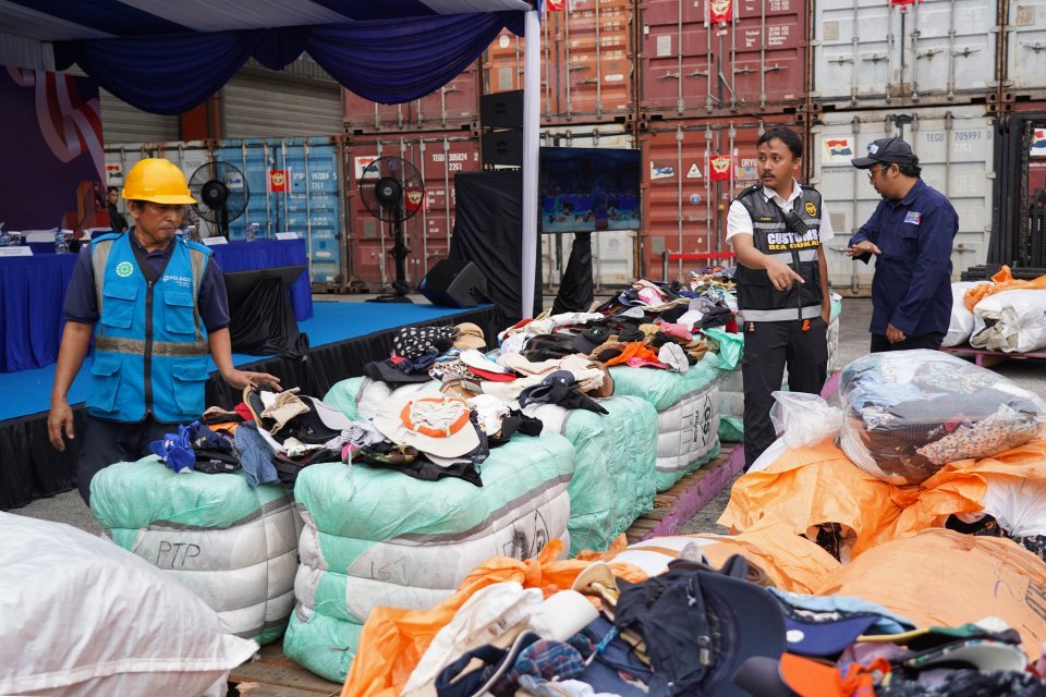 Konferensi pers penindakan pakaian bekas impor ilegal (Foto: Katadata/Fauza Syahputra)