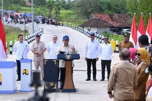 Presiden Prabowo Subianto saat meresmikan jalan di Sampang, Madura, Selasa (23/6).