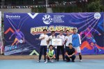 Kepala SMAN 6 Jakarta Selatan Mulyanto memberikan hadiah kepada juara 1 event Futsal Clash 2026 bersama Katadata, Rabu (24/6).