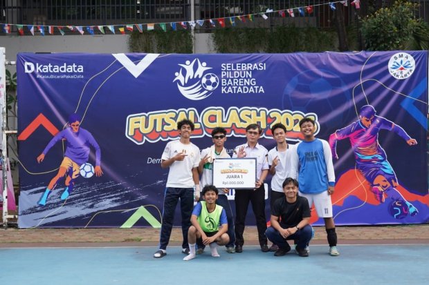 Kepala SMAN 6 Jakarta Selatan Mulyanto memberikan hadiah kepada juara 1 event Futsal Clash 2026 bersama Katadata, Rabu (24/6).