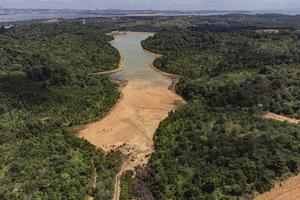 Penyusutan waduk tangkapan air di Batam