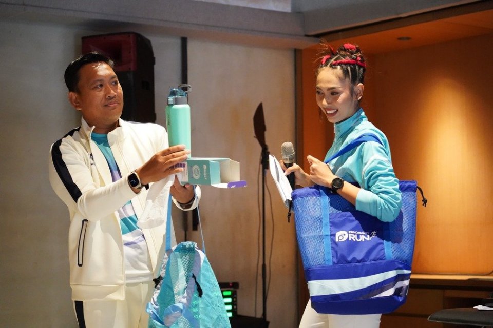 Moderator menunjukkan race pack peserta saat konferensi pers Pancasakti Run 2026 di Jakarta, Sabtu (27/6/2026). 