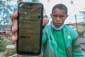 Pemberlakuan regulasi batasan potongan komisi ojek daring