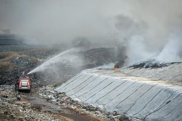 Kebakaran TPA Jatiwaringin, Alarm Bahaya Pengelolaan Sampah di Era Panas