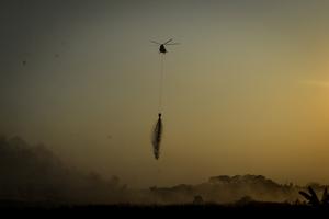 Pemadaman kebakaran TPA Jatiwaringin dengan helikopter