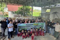 PT Pegadaian (Persero) Cabang Praya menyerahkan bantuan material bangunan untuk mendukung pembangunan ruang kelas baru di Yayasan Insan Tangkas, Kecam
