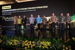 Sejumlah pembicara dan jajaran manajemen Maybank Indonesia berfoto bersama pada event Maybank Indonesia Sustainable Finance Forum 2026 di Jakarta, Sel