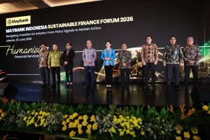 Sejumlah pembicara dan jajaran manajemen Maybank Indonesia berfoto bersama pada event Maybank Indonesia Sustainable Finance Forum 2026 di Jakarta, Sel