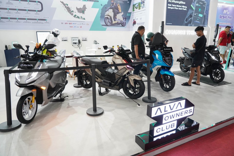 Pengunjung melihat motor listrik yang dijual di Jakarta Fair Kemayoran, Jakarta, Rabu (1/7/2026). Pemerintah bersiap meluncurkan berbagai skema insentif untuk pembelian motor listrik yang diproduksi di dalam negeri. 