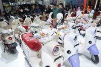 Pemerintah tunda penyaluran intensif kendaraan listrik hingga Agustus 2026 (Foto: Katadata/Fauza Syahputra).