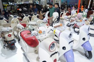 Pemerintah tunda penyaluran intensif kendaraan listrik hingga Agustus 2026 (Foto: Katadata/Fauza Syahputra).