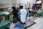 Kesibukan Pekerja Konveksi Membuat Seragam Sekolah Jelang Tahun Ajaran Baru (Foto: Katadata/Fauza Syahputra)