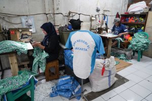 Kesibukan Pekerja Konveksi Membuat Seragam Sekolah Jelang Tahun Ajaran Baru (Foto: Katadata/Fauza Syahputra)