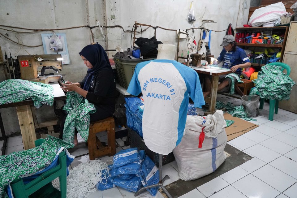 Kesibukan Pekerja Konveksi Membuat Seragam Sekolah Jelang Tahun Ajaran Baru (Foto: Katadata/Fauza Syahputra)