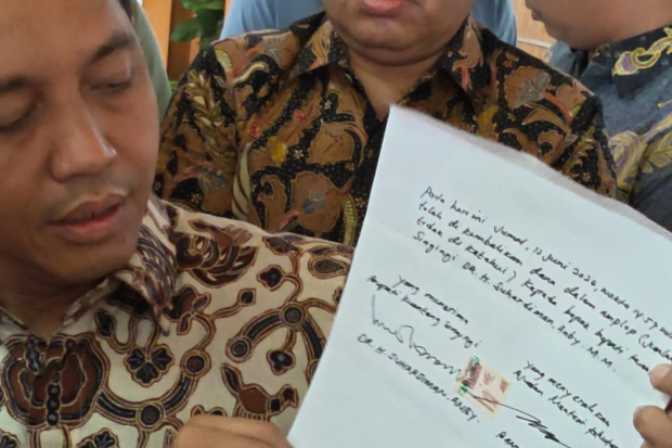 Raja Juli Benarkan Bupati Kuansing Tinggalkan Amplop, Dikembalikan Sebelum OTT