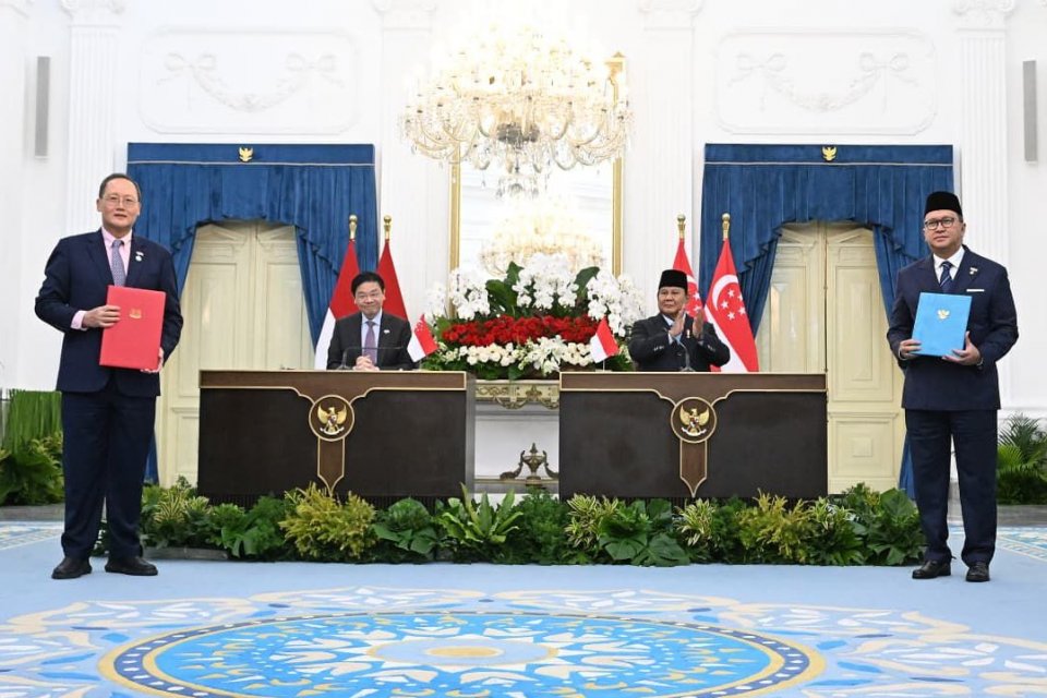 Presiden RI Prabowo Subianto dan Perdana Menteri Singapura Lawrence Wong saat menyaksikan penandatanganan 26 dokumen kerja sama pada Leaders’ Retreat Indonesia-Singapura di Istana Merdeka, Jakarta, Senin (06/07/2026).