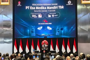 Emiten penyedia alat kesehatan PT Esa Medika Mandiri Tbk (EMMI) resmi mencatatkan saham perdananya di Bursa Efek Indonesia (BEI) pada Rabu (8/7).
