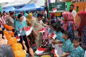 Gubernur DKI Jakarta Pramono Anung meninjau kegiatan di RPTRA Planet Senen, Jakarta Pusat