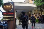 Personel Brimob berjaga di depan salah satu kafe saat berlangsungnya penggeledahan di kawasan Cipete, Jakarta, Rabu (8/7/2026).