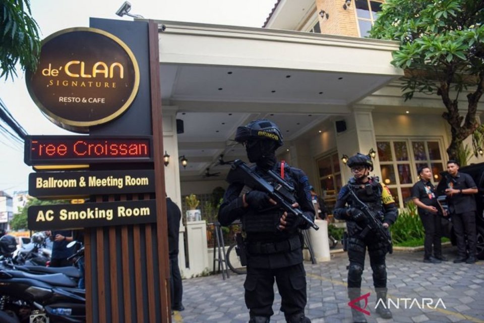 Personel Brimob berjaga di depan salah satu kafe saat berlangsungnya penggeledahan di kawasan Cipete, Jakarta, Rabu (8/7/2026).