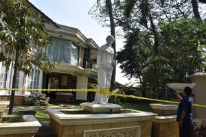Suasana rumah mewah di Sentul pascapenggeledahan