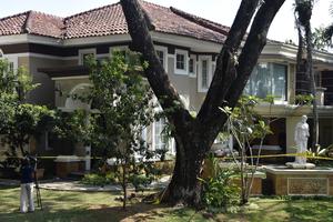 Suasana rumah mewah di Sentul pascapenggeledahan
