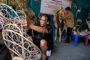 Kostum karnaval berbahan rotan dan batik