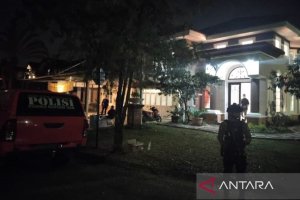 Polisi menggeledah rumah di kawasan Sentul, Kabupaten Bogor, Jawa Barat, Kamis (9/7/2026) dini hari.