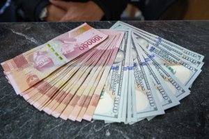Nilai tukar rupiah ditutup melemah ke level Rp18.109 per dolar AS (Foto: Katadata/Fauza Syahputra)