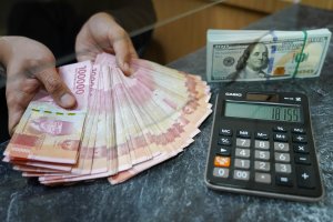 Nilai tukar rupiah ditutup melemah ke level Rp18.109 per dolar AS (Foto: Katadata/Fauza Syahputra)