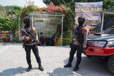 Polisi Jaga Ketat SDN Srengseng Sawah 15 Usai Terima Adanya Teror Bom (Foto: Katadata/Fauza Syahputra)