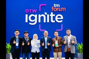Tim Telkomsel berfoto usai menerima tiga penghargaan global pada ajang TM Forum DTW Ignite 2026 di Copenhagen, Denmark, atas inovasi berbasis AI, peng