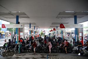 Antrean panjang pembelian BBM di Medan