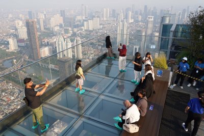 Melihat Lanskap Kota Jakarta dari Ketinggian 385 Meter di Thamrin Nine (Foto: Katadata/Fauza Syahputra)