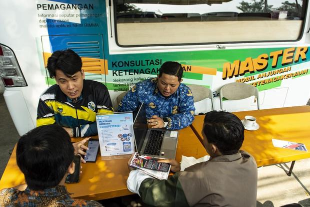 Layanan mobil anjungan ketenagakerjaan di Bandung